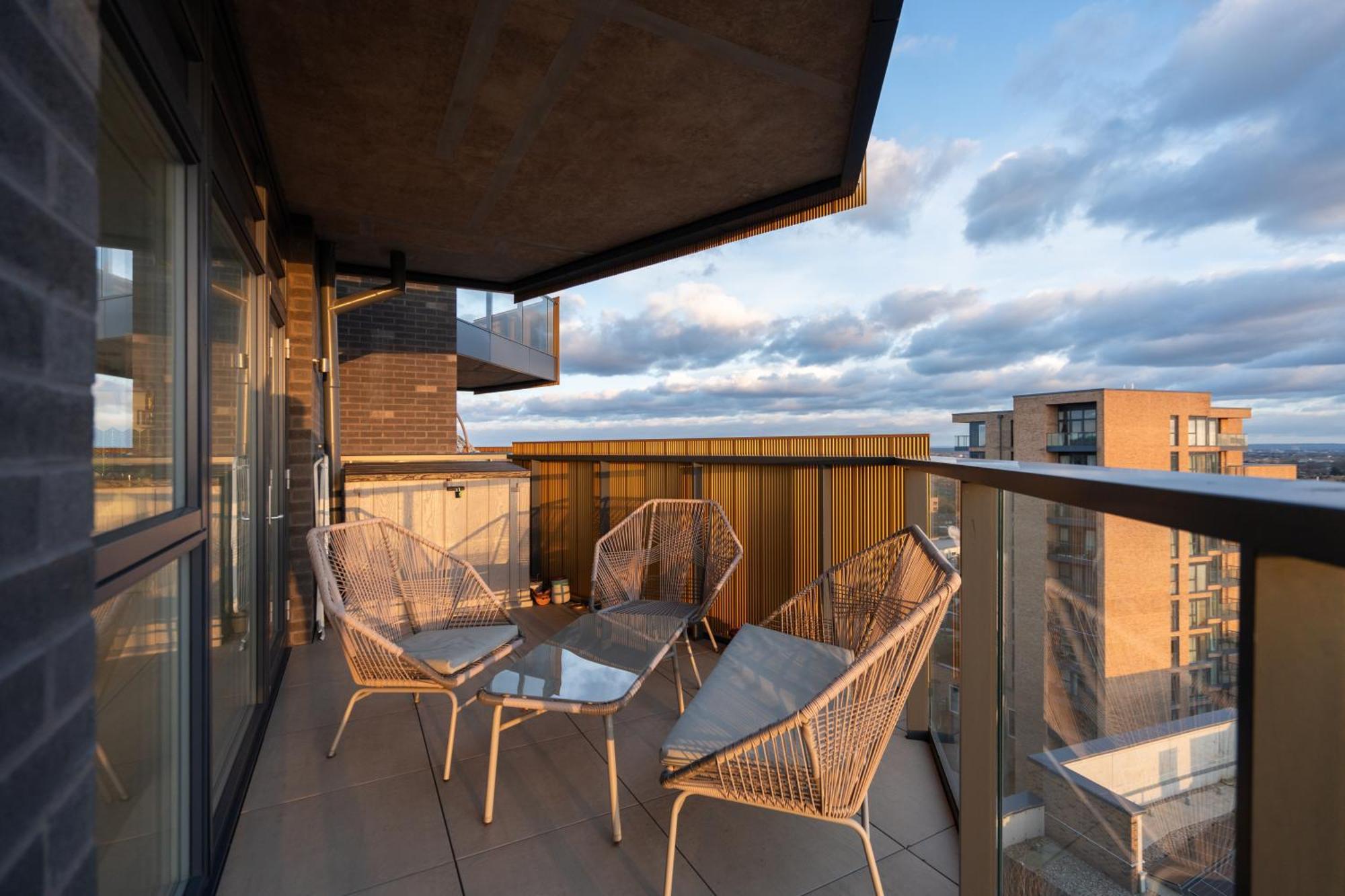 Apartament Sunset Retreat: Steps From Heathrow/Twickenham Hounslow Zewnętrze zdjęcie