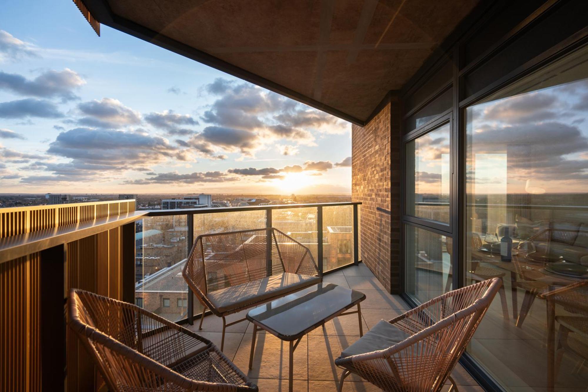 Apartament Sunset Retreat: Steps From Heathrow/Twickenham Hounslow Zewnętrze zdjęcie