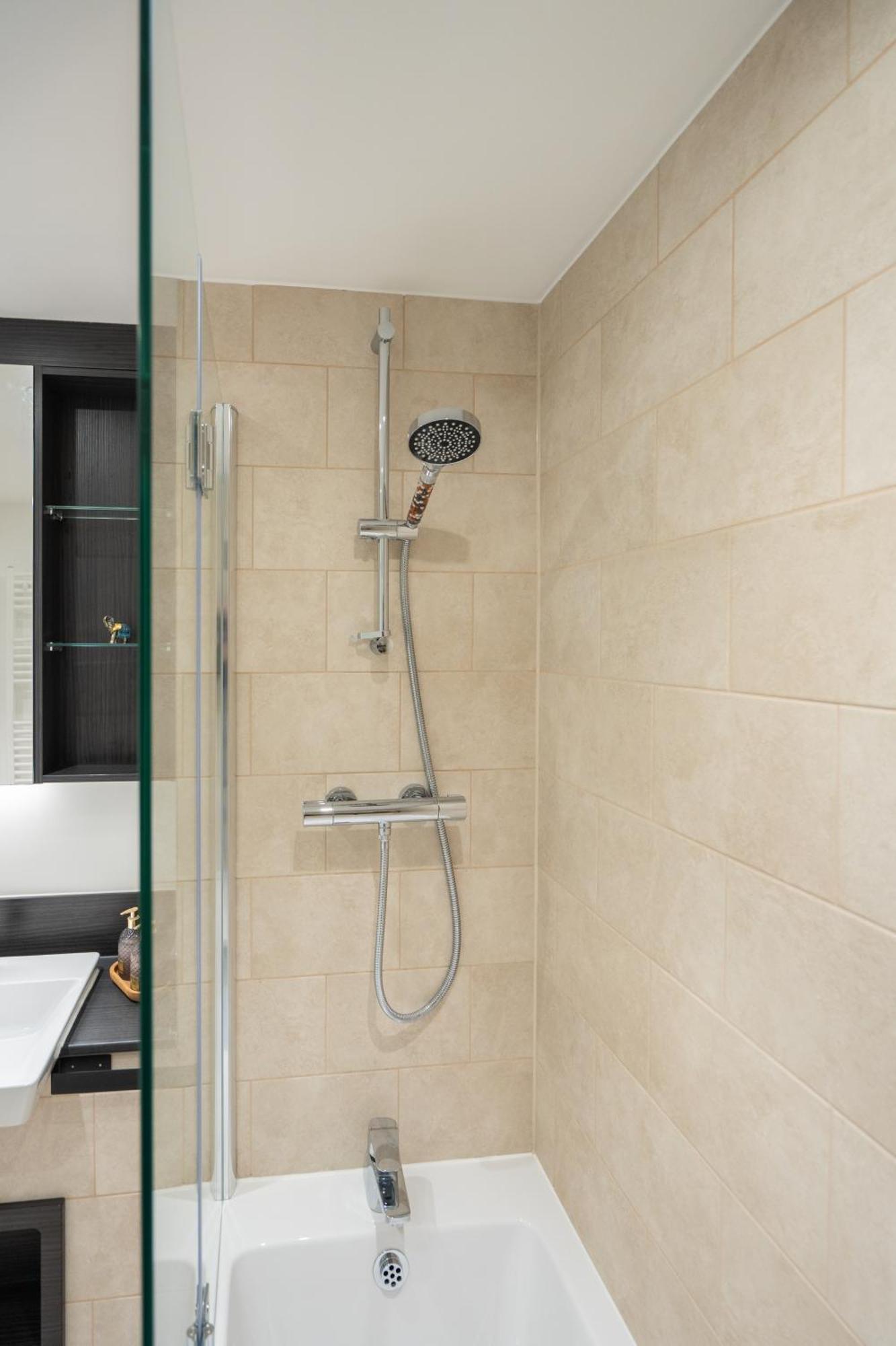 Apartament Sunset Retreat: Steps From Heathrow/Twickenham Hounslow Zewnętrze zdjęcie