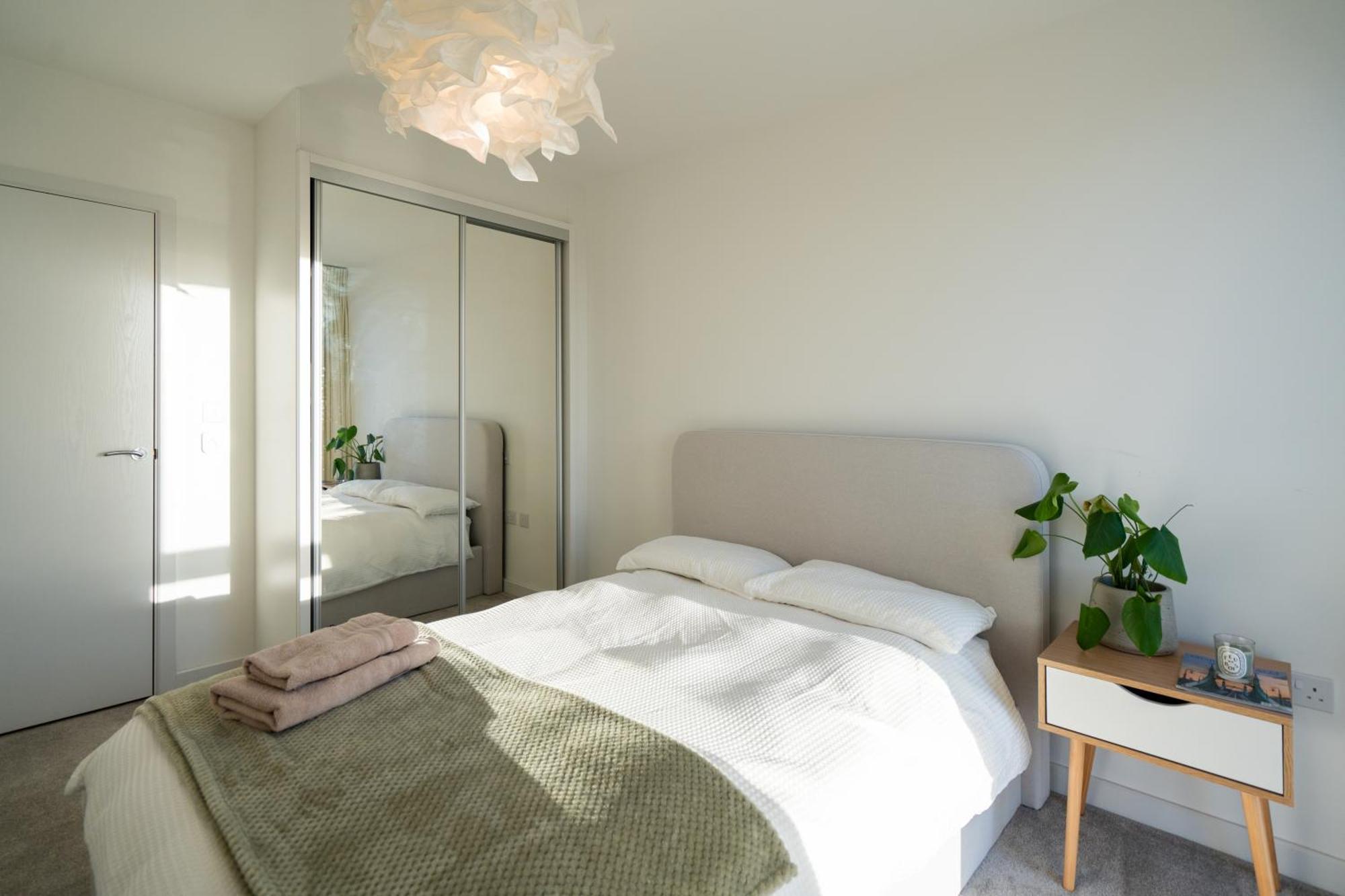 Apartament Sunset Retreat: Steps From Heathrow/Twickenham Hounslow Zewnętrze zdjęcie